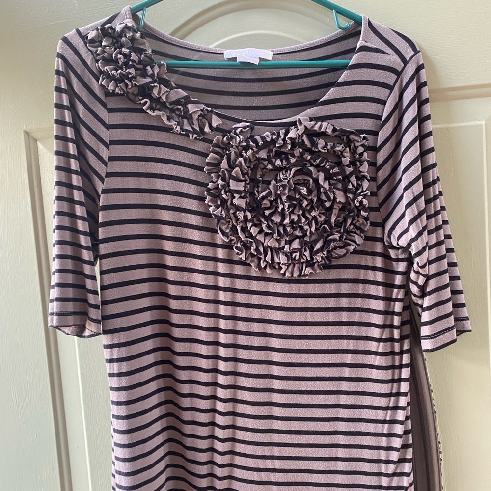Cute shirt with an adorable neckline! Ruffled flower goes up collar. Size L